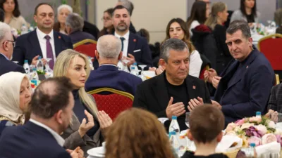 CHP Genel Başkanı &Ouml;zel, İstanbul&rsquo;da tutuklu siyaset&ccedil;iler ve b&uuml;rokratların aileleri