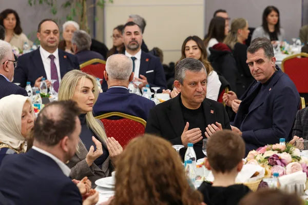 CHP Genel Başkanı &Ouml;zel, İstanbul&rsquo;da tutuklu siyaset&ccedil;iler ve b&uuml;rokratların aileleri