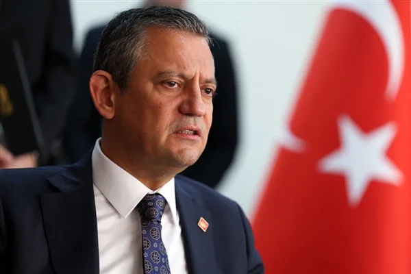 CHP Genel Başkanı &Ouml;zel, gazeteci Alican Uludağ&rsquo;ın gazetecilik faaliyeti sınırlarındaki