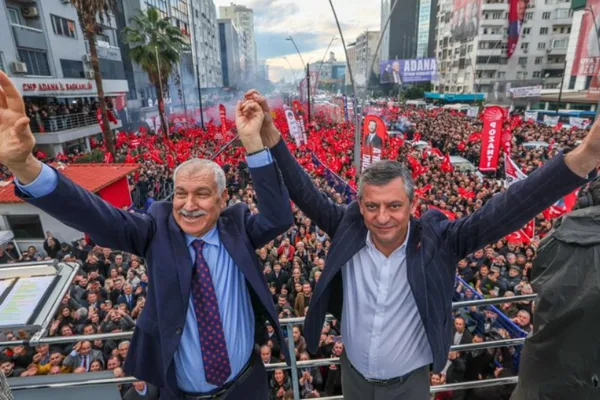 CHP Genel Başkanı Özgür Özel, Adana il girişinde Adana Büyükşehir