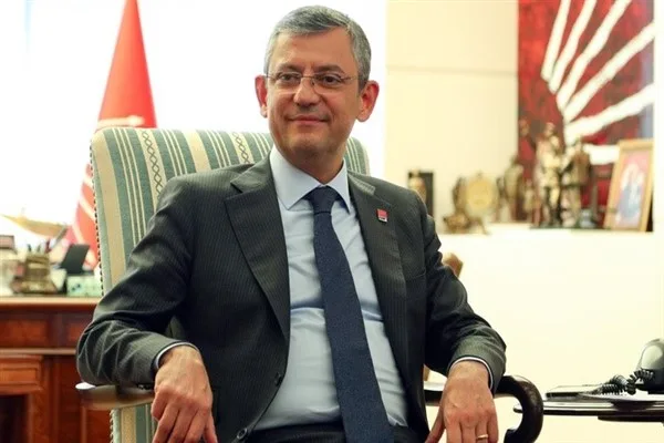 Meydanda toplanan kalabalığa seslenen &Ouml;zel, etkinliğe yoğun katılım g&ouml;steren vatandaşlara