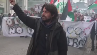 "Olimpiyatlara Hayır, Teşekk&uuml;rler" pankartı altında toplanan grup, kamu fonlarının kullanımını