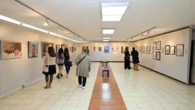 Yağlıboya ve karakalem tekniğiyle oluşturulan ve 54 eserin yer aldığı
