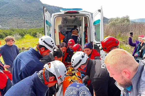 İzmir&rsquo;in Sel&ccedil;uk il&ccedil;esi Şirince yolu &uuml;zerindeki S&uuml;tini Mağarası&rsquo;nda EMAK tarafından