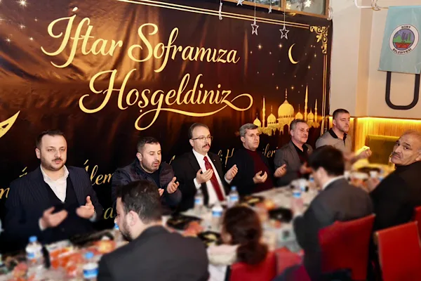 Siirt'te Ramazan ayı dolayısıyla Millet Bah&ccedil;esi&rsquo;nde ger&ccedil;ekleştirilen halka a&ccedil;ık iftar