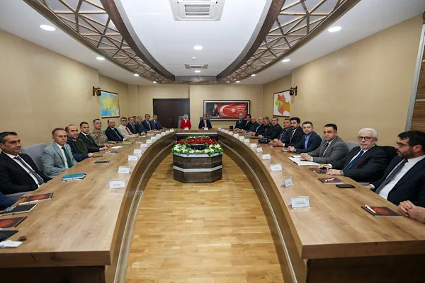 Siirt Valiliği toplantı salonunda icra edilen g&ouml;r&uuml;şmeye, İ&ccedil;işleri Bakanlığı İller