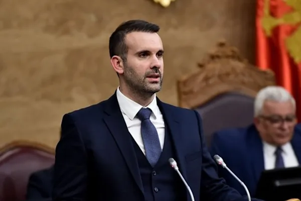 Karadağ Başbakanı Spajic Avrupa Komiseri&nbsp;Maciej Makgrat&nbsp;ile yaptığı g&ouml;r&uuml;şmede, etkin bir