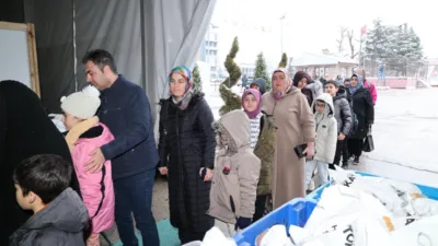 Etkinlik kapsamında Hacivat-Karag&ouml;z g&ouml;sterileri başta olmak &uuml;zere &ccedil;ocuklara y&ouml;nelik sahne