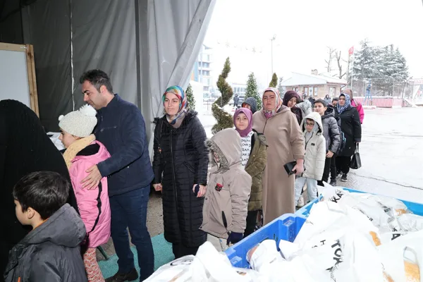 Etkinlik kapsamında Hacivat-Karag&ouml;z g&ouml;sterileri başta olmak &uuml;zere &ccedil;ocuklara y&ouml;nelik sahne