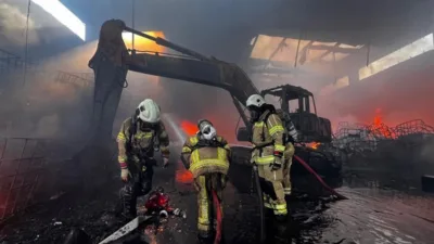 İzmir&rsquo;in Torbalı il&ccedil;esinde bulunan bir geri d&ouml;n&uuml;ş&uuml;m fabrikasında &ccedil;ıkan yangın,