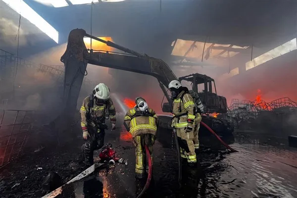 İzmir&rsquo;in Torbalı il&ccedil;esinde bulunan bir geri d&ouml;n&uuml;ş&uuml;m fabrikasında &ccedil;ıkan yangın,