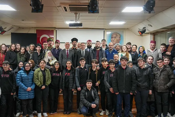 Trabzon B&uuml;y&uuml;kşehir Belediyesi b&uuml;nyesinde faaliyet g&ouml;steren Şehir Tiyatrosu, kentin tarihi
