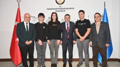 Trabzon Merkez Fen Lisesi M&uuml;d&uuml;r&uuml; Coşkun &Ccedil;olak ve Tarih &ouml;ğretmeni