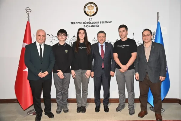 Trabzon Merkez Fen Lisesi M&uuml;d&uuml;r&uuml; Coşkun &Ccedil;olak ve Tarih &ouml;ğretmeni