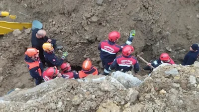 Trabzon B&uuml;y&uuml;kşehir Belediyesi&nbsp;İtfaiye ekipleri, g&ouml;&ccedil;&uuml;k altında kalan iş makinesi operat&ouml;r&uuml;n&uuml;