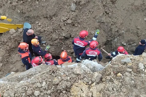 Trabzon B&uuml;y&uuml;kşehir Belediyesi&nbsp;İtfaiye ekipleri, g&ouml;&ccedil;&uuml;k altında kalan iş makinesi operat&ouml;r&uuml;n&uuml;