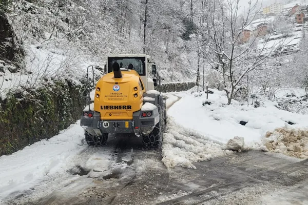 Trabzon&rsquo;da şehrin y&uuml;ksek kesimlerinde etkili olan kar yağışının ardından bazı