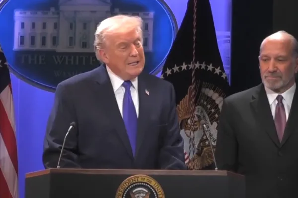 Trump yeni g&uuml;mr&uuml;k planını, yargı&ccedil;ların Beyaz Saray'ın ge&ccedil;en yıl a&ccedil;ıkladığı
