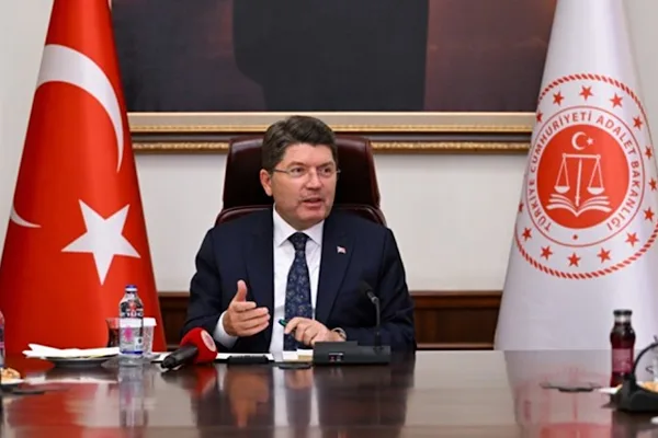 Adalet Bakanı Yılmaz Tun&ccedil;, Mihalgazi Belediye Başkanı Zeynep G&uuml;neş&rsquo;in maruz