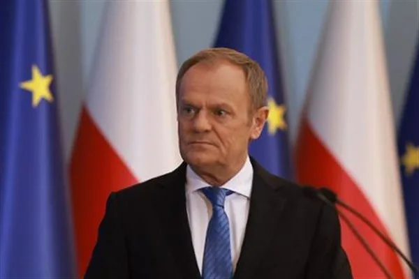Polonya Başbakanı Donald Tusk, Milli Savunma Bakanlığı ve Dışişleri Bakanlığı'ndan