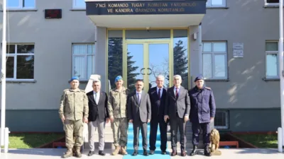 Kocaeli Valisi İlhami Aktaş, kendisine eşlik eden Kandıra Kaymakamı &Ouml;mer