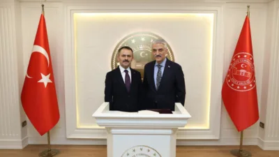 D&uuml;zce Valisi Mehmet Makas tarafından karşılanan, ilk olarak Valilik Şeref