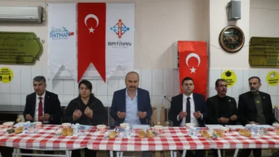 İftar &ouml;ncesinde mahalle sakinleriyle bir araya gelen Vali Canalp, vatandaşlarla
