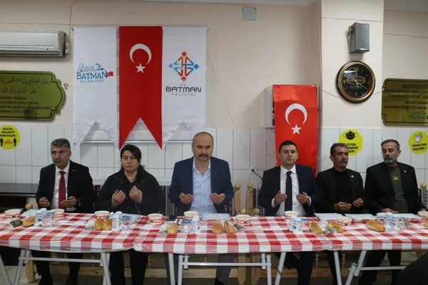 İftar &ouml;ncesinde mahalle sakinleriyle bir araya gelen Vali Canalp, vatandaşlarla