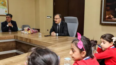 Valilik toplantı salonunda ger&ccedil;ekleşen ziyarette &ouml;ğrenciler, Hayat Bilgisi dersinde işledikleri