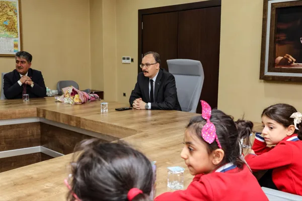 Valilik toplantı salonunda ger&ccedil;ekleşen ziyarette &ouml;ğrenciler, Hayat Bilgisi dersinde işledikleri