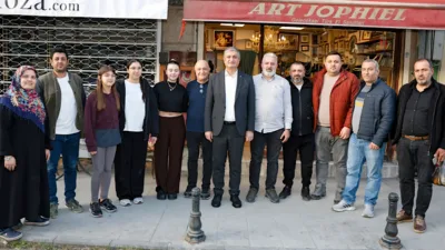 Adana Valisi&nbsp;Yavuz, tarihi&nbsp;Ulu Camii&rsquo;den B&uuml;y&uuml;k Saat Kulesi&rsquo;ne&nbsp;uzanan g&uuml;zergahta esnaf ziyaretleri