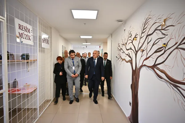 Ziyaret kapsamında ger&ccedil;ekleştirilen toplantıda, bağımlılıkla m&uuml;cadelede koruyucu ve &ouml;nleyici hizmetlerin