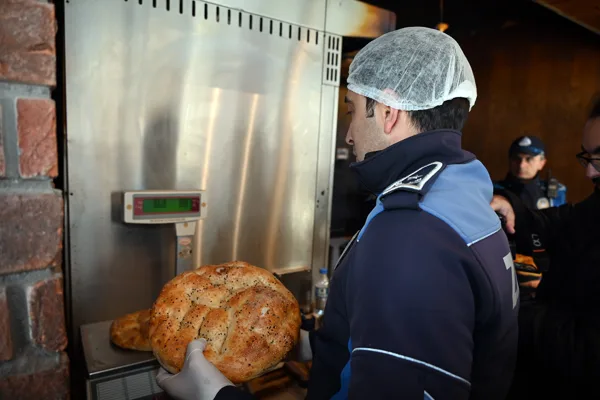 Yapılan denetimlerde; Ramazan pidesi ve ekmeklerin belirlenen gramajlara uygunluğu hassas