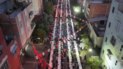 Adana Büyükşehir Belediyesi tarafından Tellidere Mahallesi’nde iftar sofrası kuruldu. Binlerce