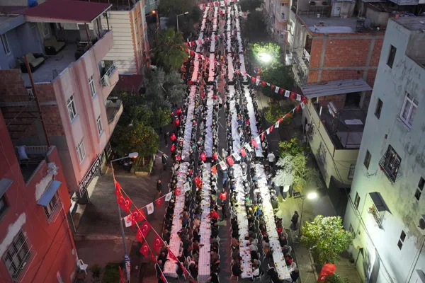 Adana Büyükşehir Belediyesi tarafından Tellidere Mahallesi’nde iftar sofrası kuruldu. Binlerce