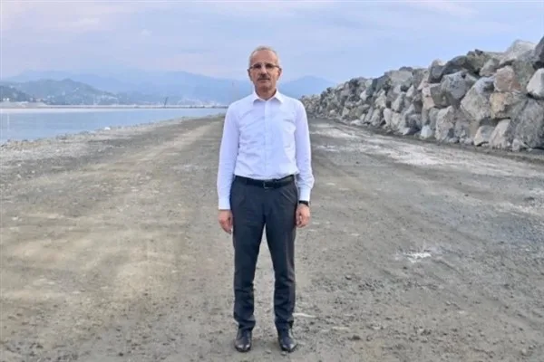 Ulaştırma ve Altyapı Bakanı Uraloğlu,&nbsp;Karayolları Genel M&uuml;d&uuml;rl&uuml;ğ&uuml;'n&uuml;n 76. yılını kutladı.