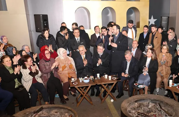 İftarın ardından gerçekleştirilen programda katılımcılar ateş başında sohbet ederek ramazanın