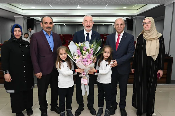 Isparta Belediyesi meclis salonunda ger&ccedil;ekleşen ziyarete Yılmaz Şener İlkokulu M&uuml;d&uuml;r&uuml;