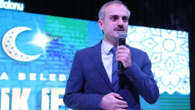 Çayırova Belediye Başkanı Bünyamin Çiftçi, Çayırova Gençlik İftarı’nda, ilçedeki gençlerle