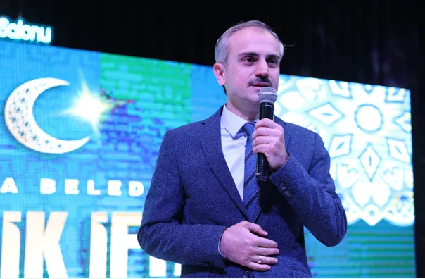 Çayırova Belediye Başkanı Bünyamin Çiftçi, Çayırova Gençlik İftarı’nda, ilçedeki gençlerle