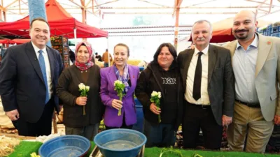 Yunusemre ilçesindeki Laleli Pazaryeri’nde gerçekleştirilen çiçek dağıtımına katılan Manisa Büyükşehir