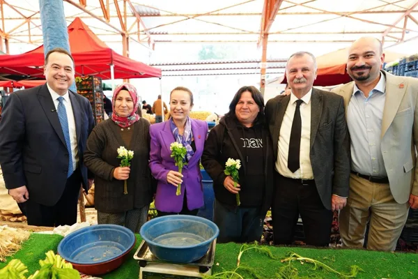 Yunusemre ilçesindeki Laleli Pazaryeri’nde gerçekleştirilen çiçek dağıtımına katılan Manisa Büyükşehir