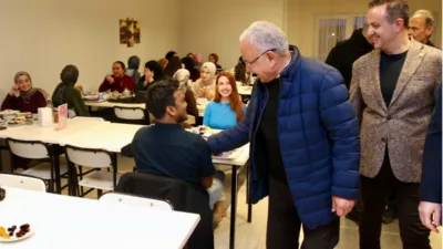 Ordu &Uuml;niversitesinde &ouml;ğrencilerle aynı sofrayı paylaşan Ordu B&uuml;y&uuml;kşehir Belediyesi&nbsp;Başkanı G&uuml;ler,