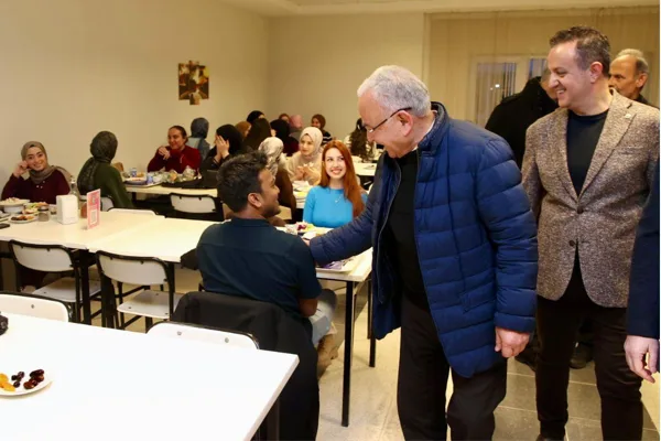 Ordu &Uuml;niversitesinde &ouml;ğrencilerle aynı sofrayı paylaşan Ordu B&uuml;y&uuml;kşehir Belediyesi&nbsp;Başkanı G&uuml;ler,