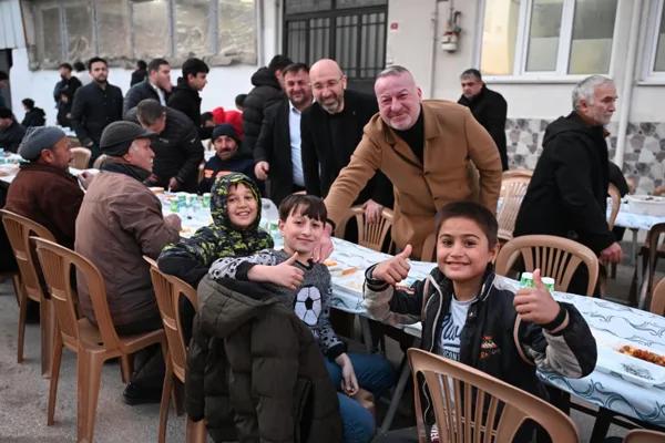 Karacabey Belediye Başkanı Fatih Karabatı, Gazi Mahallesi&rsquo;nde hayırseverlerin katkılarıyla d&uuml;zenlenen