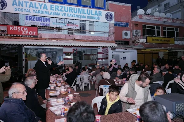 Konyaaltı Belediye Başkanı Kotan, Antalya Erzurumlular Derneği&rsquo;nin d&uuml;zenlediği iftar yemeğine