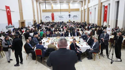 Keçiören Belediyesi ev sahipliğinde düzenlenen iftar programı, Mevlana Kültür Merkezi’nde