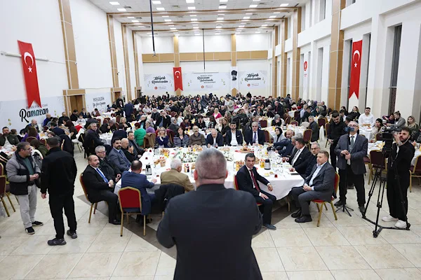 Keçiören Belediyesi ev sahipliğinde düzenlenen iftar programı, Mevlana Kültür Merkezi’nde