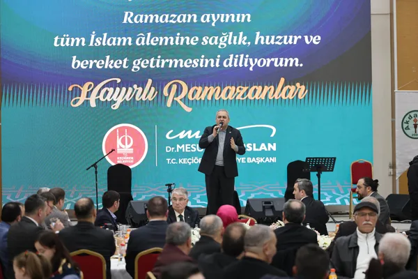 Ke&ccedil;i&ouml;ren Belediye Başkanı Mesut &Ouml;zarslan, Mevlana K&uuml;lt&uuml;r Merkezi&rsquo;nde d&uuml;zenlenen iftar
