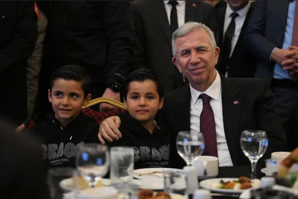 Ankara Büyükşehir Belediye Başkanı Mansur Yavaş, Ramazan dolayısıyla vatandaşlarla iftar